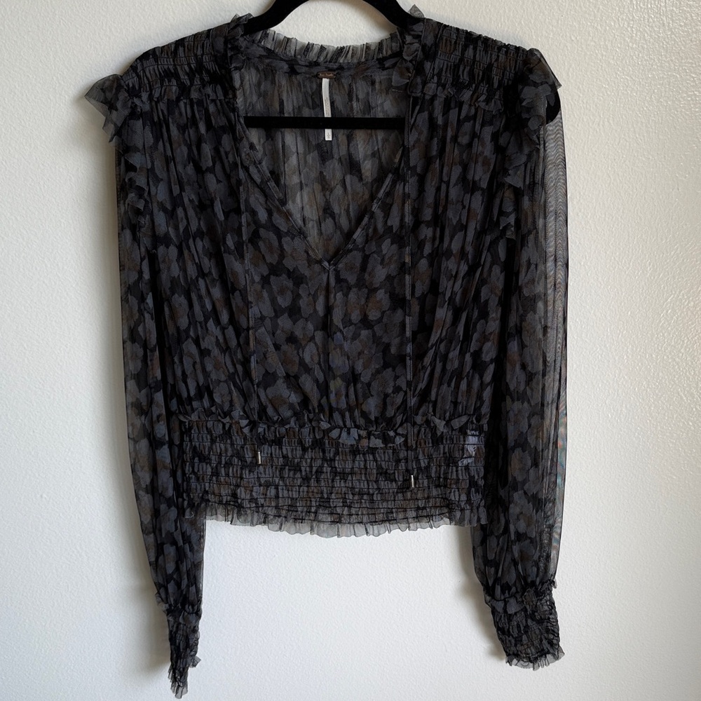 Free People Black Gray Patterned Cropped Long Sleeve V-Neck Blouse Top, Large